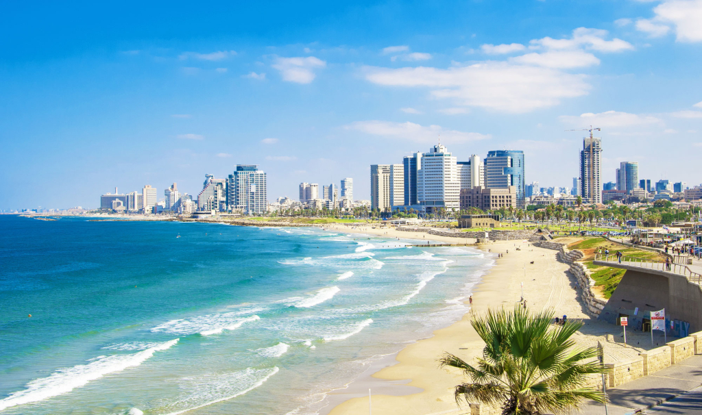 נוף עירוני של תל אביב, מציג מבנים איקוניים וקו רקיע היסטורי, מוצג ב-MartEstate