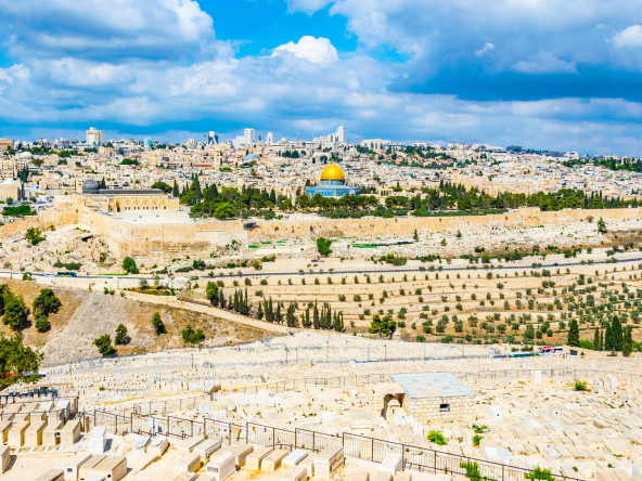 נוף עירוני של ירושלים, מציג מבנים איקוניים וקו רקיע היסטורי, מוצג ב-MartEstate